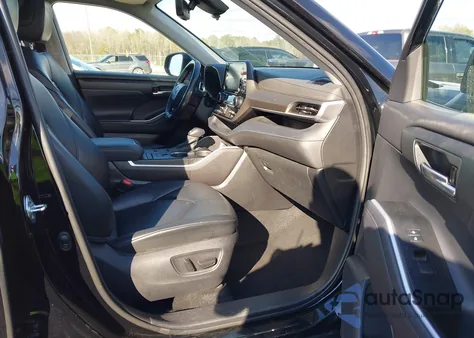 2021 Toyota Highlander Xle z USA, uszkodzony, nr VIN 5TDGZRAH7MS039295